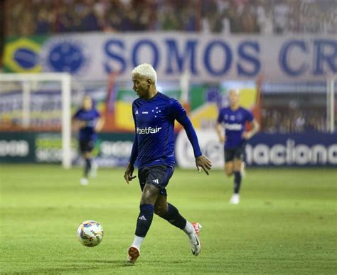 Matheus Pereira destaca vitória do Cruzeiro e elogia Larcamón