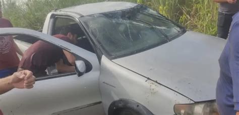 Homem morre após ter carro arrastado por correnteza de riacho na