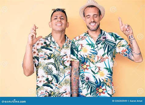 Joven Pareja Gay De Dos Hombres Con Sombrero De Verano Y Camisa Hawaiana Haciendo Gestos Con El