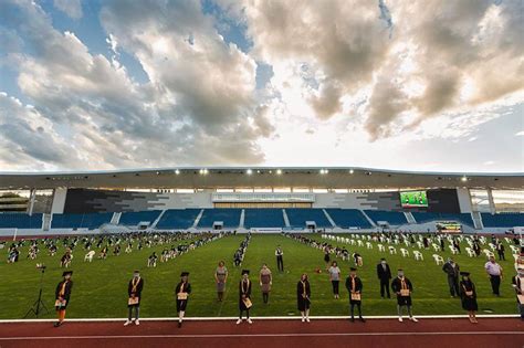 Festivități de absolvire pe Stadionul Municipal din Târgu Jiu