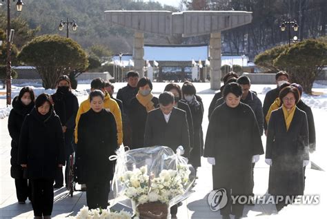 5·18묘지 새해 참배하는 정의당 광주시당 연합뉴스