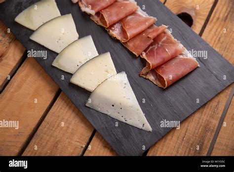 Tabla De Quesos Y Jam N Serrano De Espa A Fotograf A De Stock Alamy