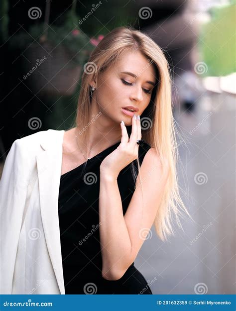 Blonde Sensuelle Portrait Photo De Rue Image Stock Image Du Beau