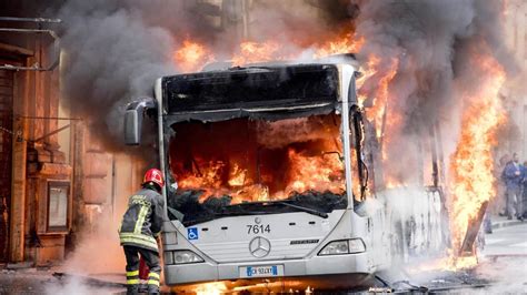 Roma Bus Tpl Prende Fuoco Tre Intossicati Radio News