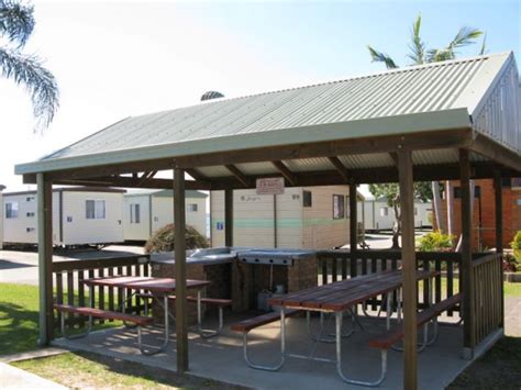 Aquatic Caravan Park - Port Macquarie Camp kitchen and BBQ area