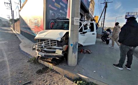 Camioneta Termina Incrustada Entre Un Muro Y Un Poste En Mineral De La