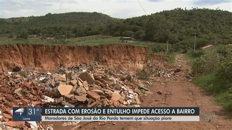 Cratera Em Estrada Que Dá Acesso A Bairro Vira Ponto De Descarte De