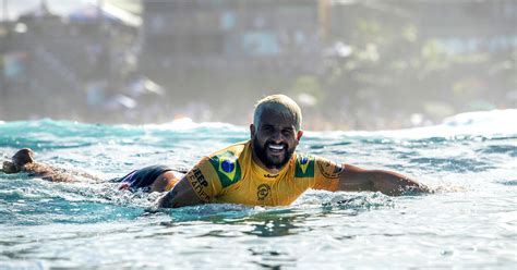 Talo Ferreira Supera Gabriel Medina Em Pipeline No Hava E Campe O