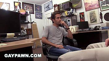 GAYPAWN Dude gime como una dama mientras se la follan en una casa de empeño XVIDEOS