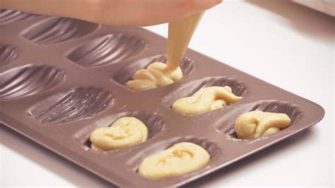 How To Prep Use A Baking Mold Better Your Bake By Nielsen Massey