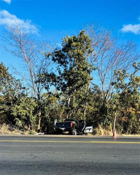 Caminhonete Que Seguia De Campinas Para Bom Jesus Da Lapa Bate Em