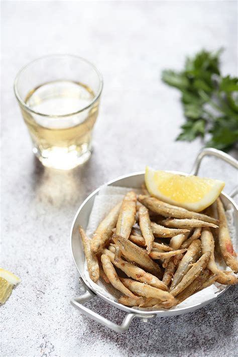 Friture de petits poissons comme en Italie Un déjeuner de soleil