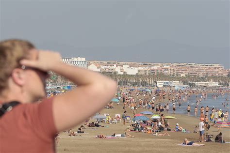 El Puente Del Pilar Y Las Altas Temperaturas Llenan Las Playas Y Las