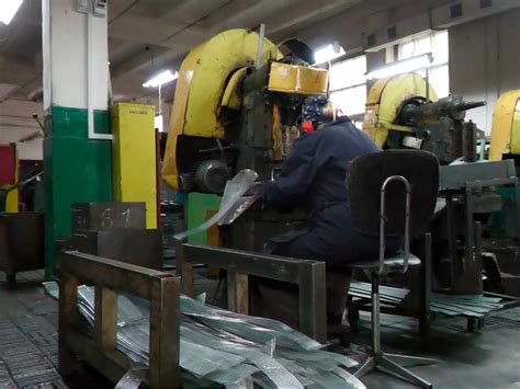 Цена штамповки металла, услуги холодной штамповки деталей и изделий из ...