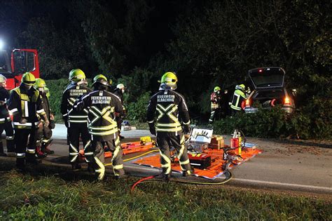 Bmw Fahrer Kracht Gegen Baum Bilder Vom Einsatzort