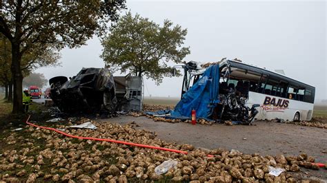 Au moins un mort et trois blessés graves dans une collision entre un