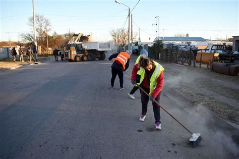 Continúan los trabajos de limpieza de cordones cuneta en distintos