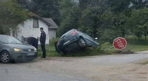 Vozilo Sletilo Sa Ceste Jedna Osoba Povrije Ena