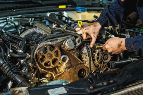 Mecânico de automóveis reparando um motor Mecânico trabalhando no