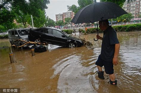 北京门头沟洪水已退：抛锚车辆横七竖八，道路泥泞