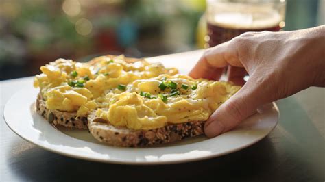 Gordon Ramsays Foolproof Technique For Fluffy Scrambled Eggs