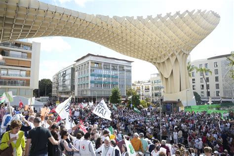 Miles De Personas Se Manifiestan En Las Ocho Provincias En Defensa De