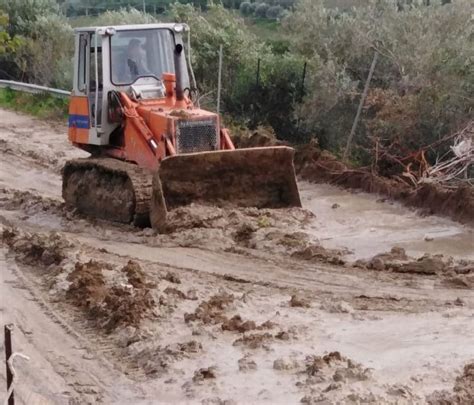 Ribera Il Consorzio Agrigento Ripara Strade Agricole E La Regione