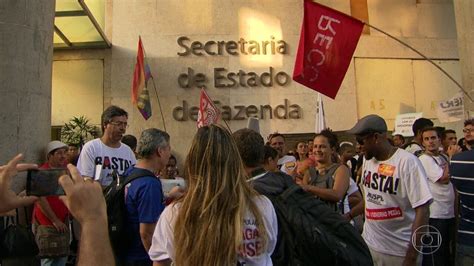 Professores em greve passam madrugada 15 em frente à Secretaria