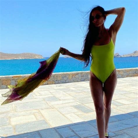 Demi Moore de 60 años compartió algunas fotos de vacaciones en bikini