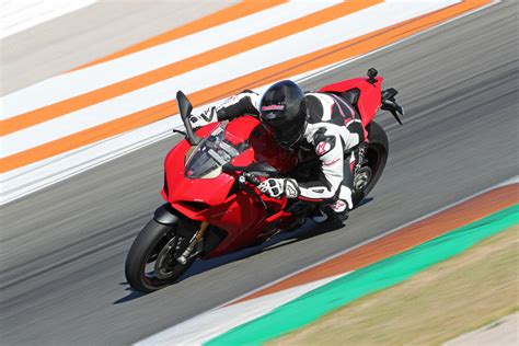 2018 Ducati Panigale V4s Full Test Cycle News