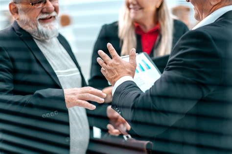 De Cerca Colegas De Negocios Discutiendo Horarios Financieros Entre