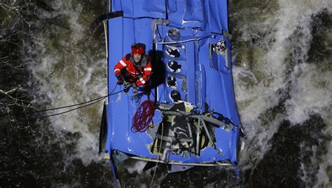 Spagna Bus Finisce Fuori Strada E Precipita In Un Fiume Sei Morti