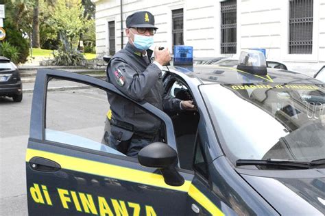 Nel Centro Di Siena Enne Gira Con Una Pistola Giocattolo Senza Tappo