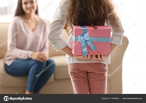 Niña Escondiendo Caja Regalo Para Mamá Detrás Espalda Interior