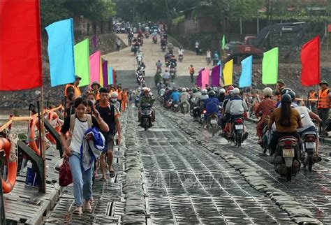 Ouverture à la circulation du pont flottant de Phong Chau reliant les