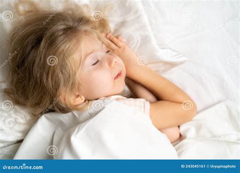 Une Petite Blonde Dort Doucement Dans Un Lit Avec Des Sous vêtements Blancs Espace Pour Le