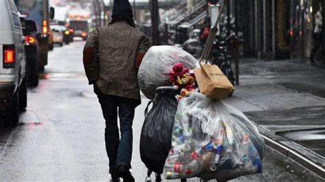 Casi Un 28 De La Población En España Vive En Riesgo De Pobreza Y