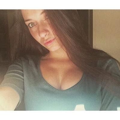 Subtle Cleavage Porn Pic