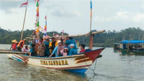 Ratusan Perahu Nelayan Hias Pawai Susuri Sungai Citanduy Sambut