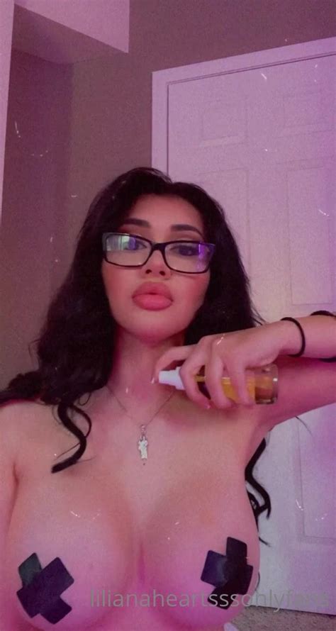 Lilianaheartsss Busty Babe Teasing With Her Juicy Boobs Onlyfans Video