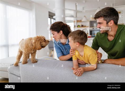 Feliz Familia Joven Divertirse Juntos En Casa Feliz Concepto De La