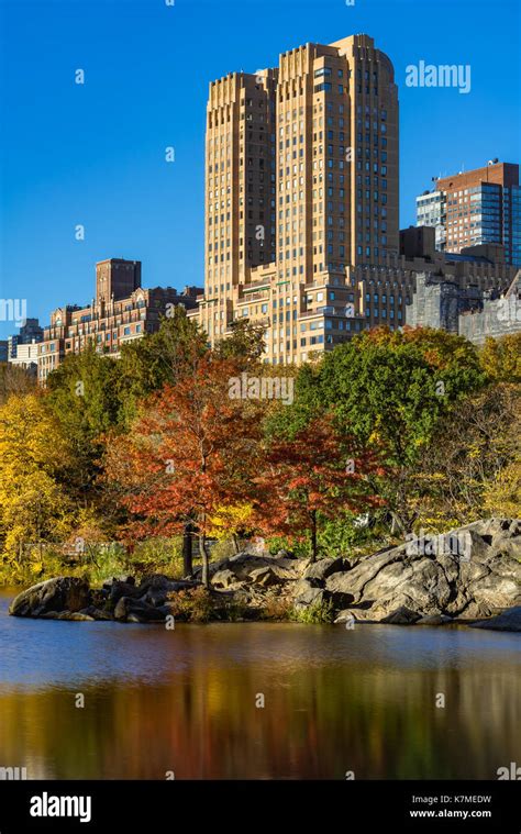 Das majestätische Gebäude auf der Upper West Side und den See im