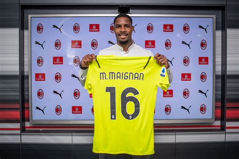 Milan Maldini Presenta Maignan Presa La Maglia Numero