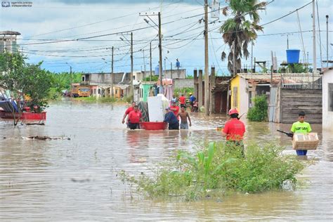 Unas Familias Afectadas Por Inundaciones En Manab La Rep Blica Ec