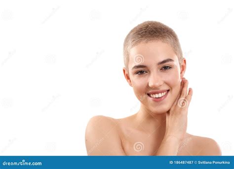 Clat Naturel Le Portrait D Une Belle Femme Blonde Et Positive Avec Les Cheveux Courts Et La