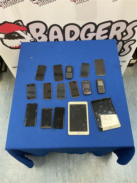 Box of mostly old iPhones with Samsung, Nokia and iPad – Badgers