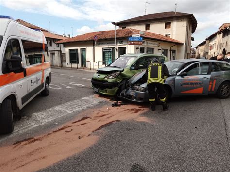 Scontro Tra Auto In Centro A Castions Feriti I Conducenti