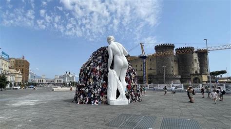 La Venere Degli Stracci Di Pistoletto In Piazza Municipio A Napoli