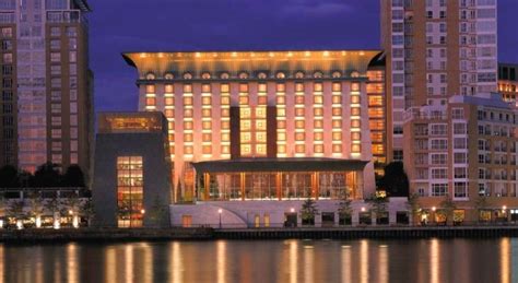 Luxury Hotels: Four Seasons Hotel Canary Wharf