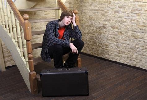 Buttato fuori di casa perché è gay